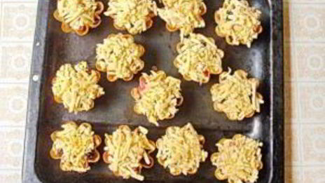 тарталетки с мясом, фруктами и сыром