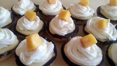 тарталетки с нежнейшим манговым кремом и взбитыми сливками