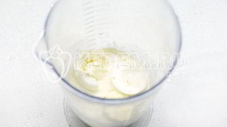 тарталетки с печеночным муссом и помидорами