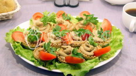 тарталетки с печеночным муссом и помидорами