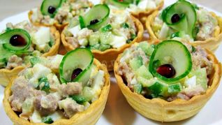 Тарталетки с печенью трески и огурцом