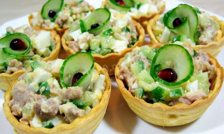 Рецепт тарталетки с печенью трески и огурцом