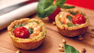 Тарталетки с песто и креветками