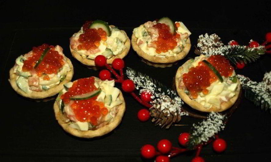 Рецепт тарталетки с салатом из слабосоленой форели и красной икрой