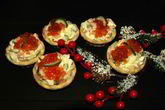 Тарталетки с салатом из слабосоленой форели и красной икрой