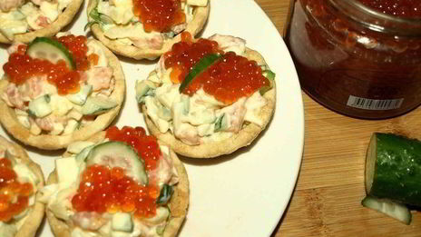 тарталетки с салатом из слабосоленой форели и красной икрой