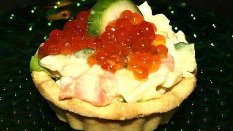 тарталетки с салатом из слабосоленой форели и красной икрой