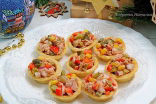 Тарталетки с салатом из тунца