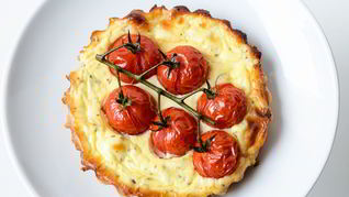 Тарталетки с сыром и помидорами