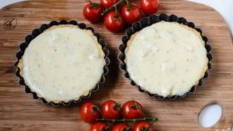 тарталетки с сыром и помидорами