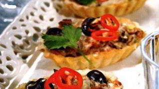 Тарталетки с тунцом, сыром и маслинами