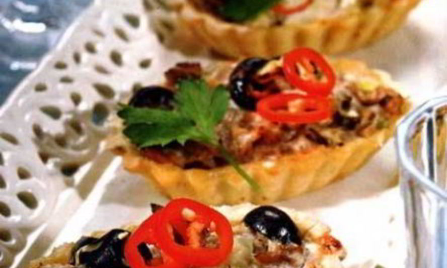 Рецепт тарталетки с тунцом, сыром и маслинами