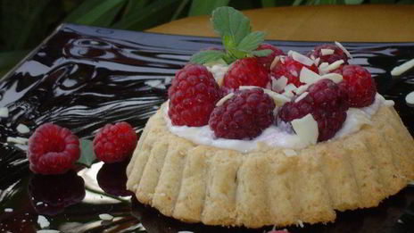 тарталетки с творожным кремом и малиной