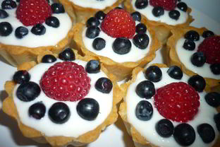 Тарталетки с творожным кремом и ягодами