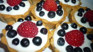 Тарталетки с творожным кремом и ягодами