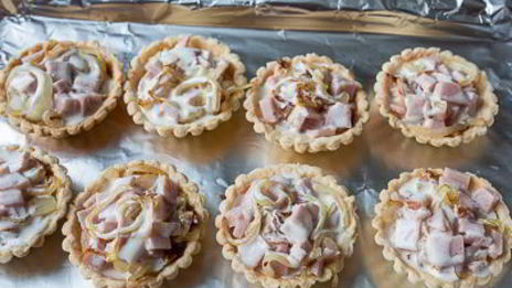 тарталетки с ветчиной и луком