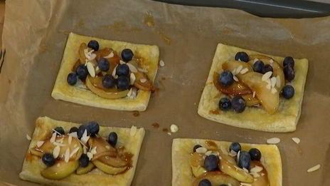 тарталетки с яблоками и голубикой