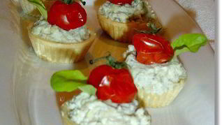 Закусочные тарталетки с рокфором и помидорами черри