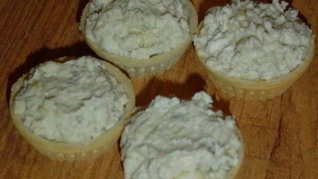 закусочные тарталетки с рокфором и помидорами черри