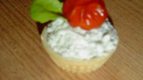 закусочные тарталетки с рокфором и помидорами черри