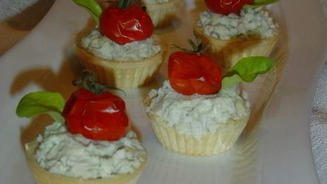 закусочные тарталетки с рокфором и помидорами черри