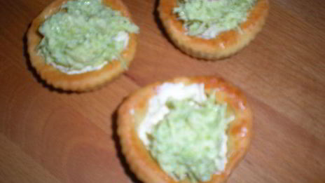 закусочные тарталетки с рыбой и авокадо