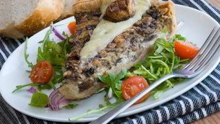 Грибной тарт с травами и грюйером