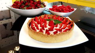 Клубничный тарт с творожным кремом и шоколадом