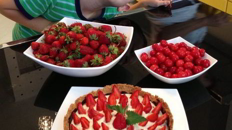 клубничный тарт с творожным кремом и шоколадом