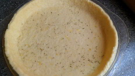 лимонный тарт с помидорками черри, моцареллой и бастурмой