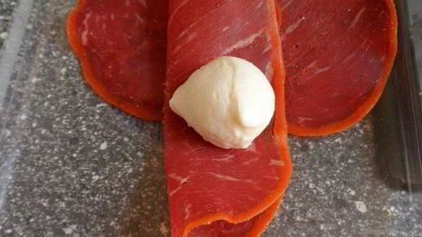 лимонный тарт с помидорками черри, моцареллой и бастурмой