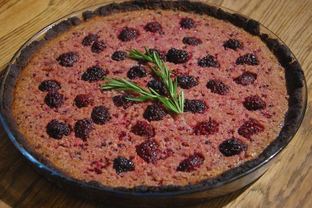 Медовый тарт с ежевикой и миндалем