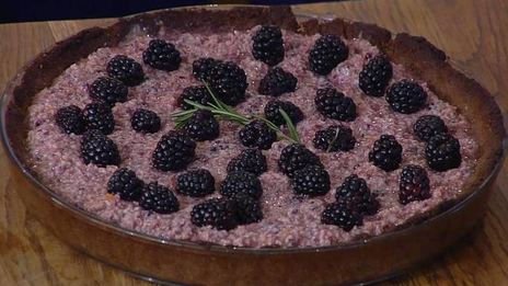 медовый тарт с ежевикой и миндалем