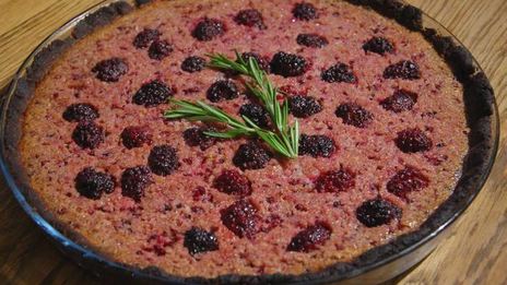 медовый тарт с ежевикой и миндалем