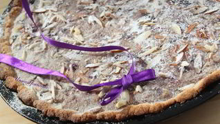 Миндальный тарт с черной смородиной