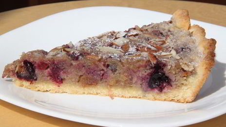 миндальный тарт с черной смородиной