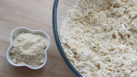 миндальный тарт с черной смородиной