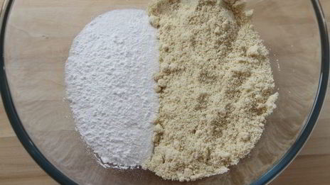 миндальный тарт с черной смородиной