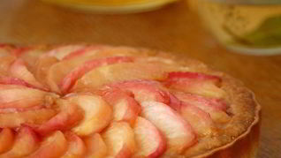 Миндальный тарт с карамелизованными нектаринами