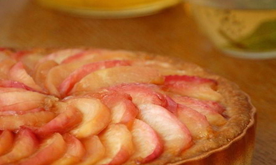 Рецепт миндальный тарт с карамелизованными нектаринами