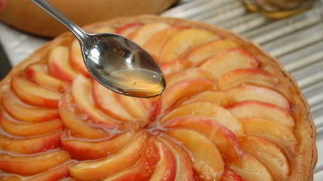 миндальный тарт с карамелизованными нектаринами