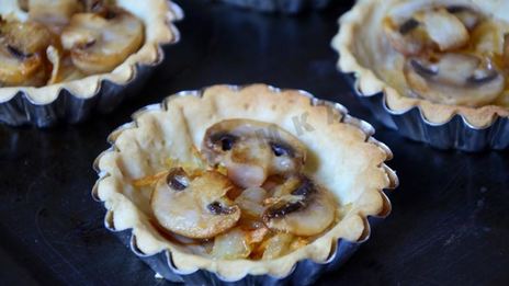 мини тарты с грибами и пармезаном