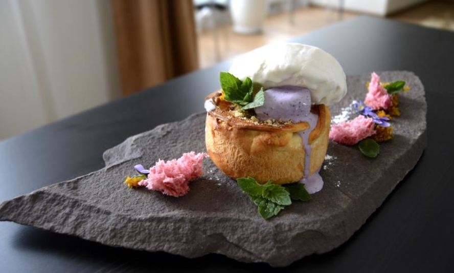 Рецепт порционный тарт с ягодами и дуэтом ванильного и черничного пломбира