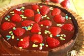 Шоколадный тарт с клубникой