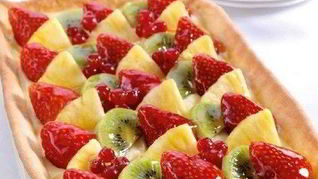 Сладкий тарт с киви, клубникой и ананасом