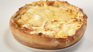 Сытный тарт с моцареллой и помидорами