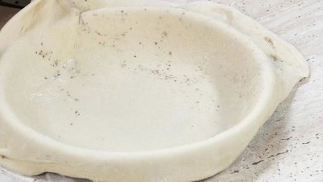 сытный тарт с моцареллой и помидорами