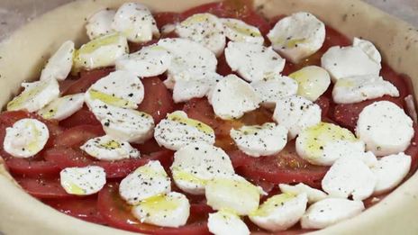 сытный тарт с моцареллой и помидорами