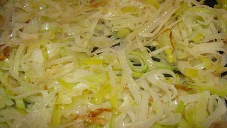 тарт 3 сыра с пореем, балыком и оливками