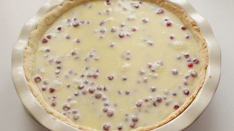 тарт с белым шоколадом и брусникой